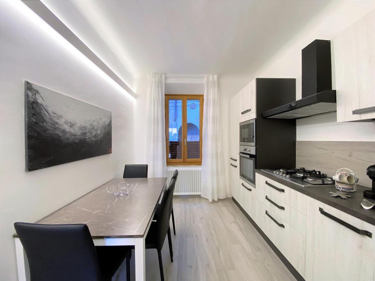 Casa Stella- A Due Passi Dal Corso Di Siena Apartment Екстериор снимка