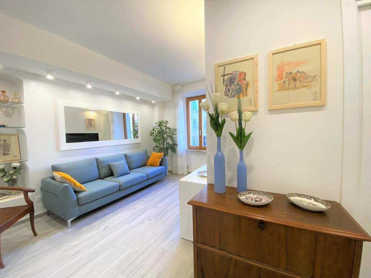 Casa Stella- A Due Passi Dal Corso Di Siena Apartment Екстериор снимка