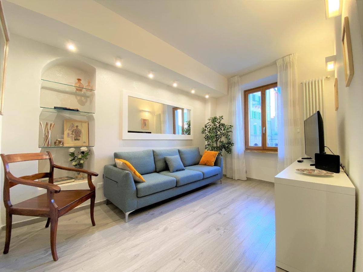 Casa Stella- A Due Passi Dal Corso Di Siena Apartment Екстериор снимка