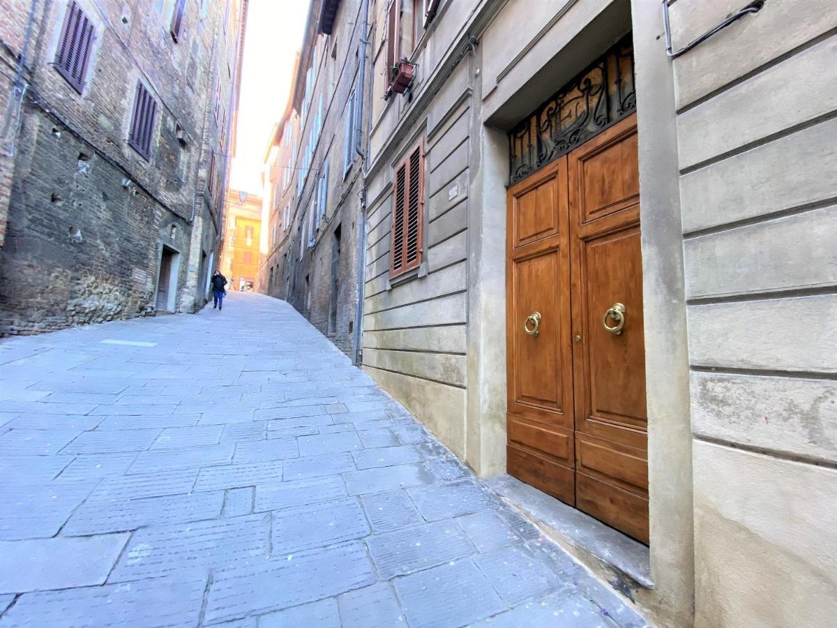 Casa Stella- A Due Passi Dal Corso Di Siena Apartment Екстериор снимка