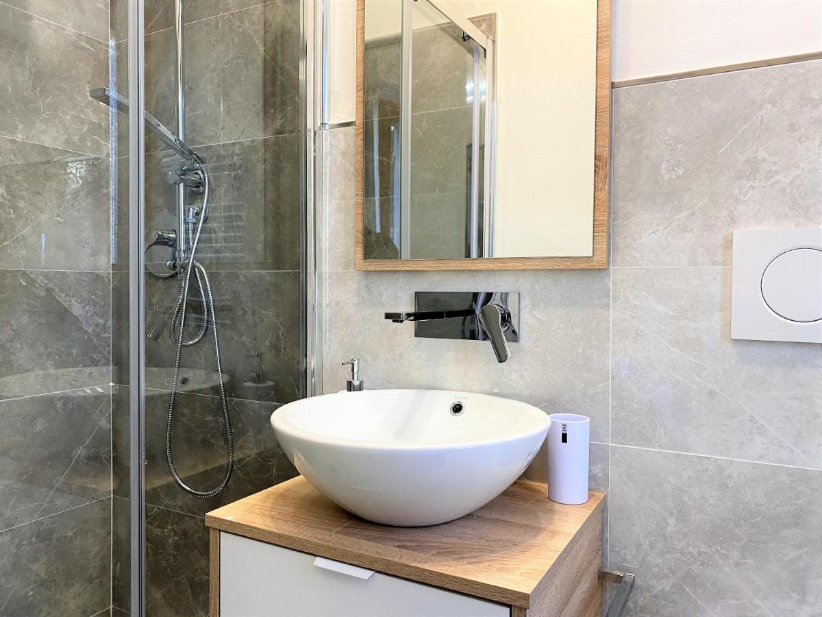 Casa Stella- A Due Passi Dal Corso Di Siena Apartment Екстериор снимка